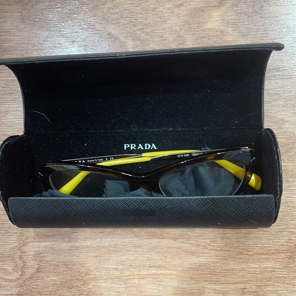 Like new Prada reading glasses - Picture 4 of 4